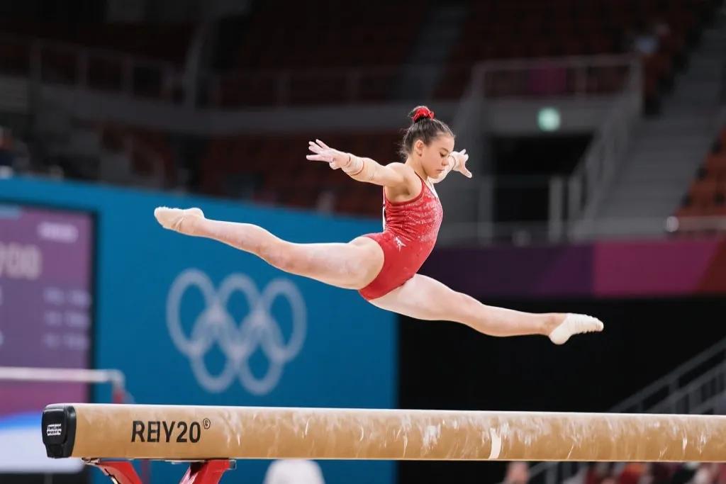 飞旋与定格的力与美：欧洲体操挑战杯的荣耀之战